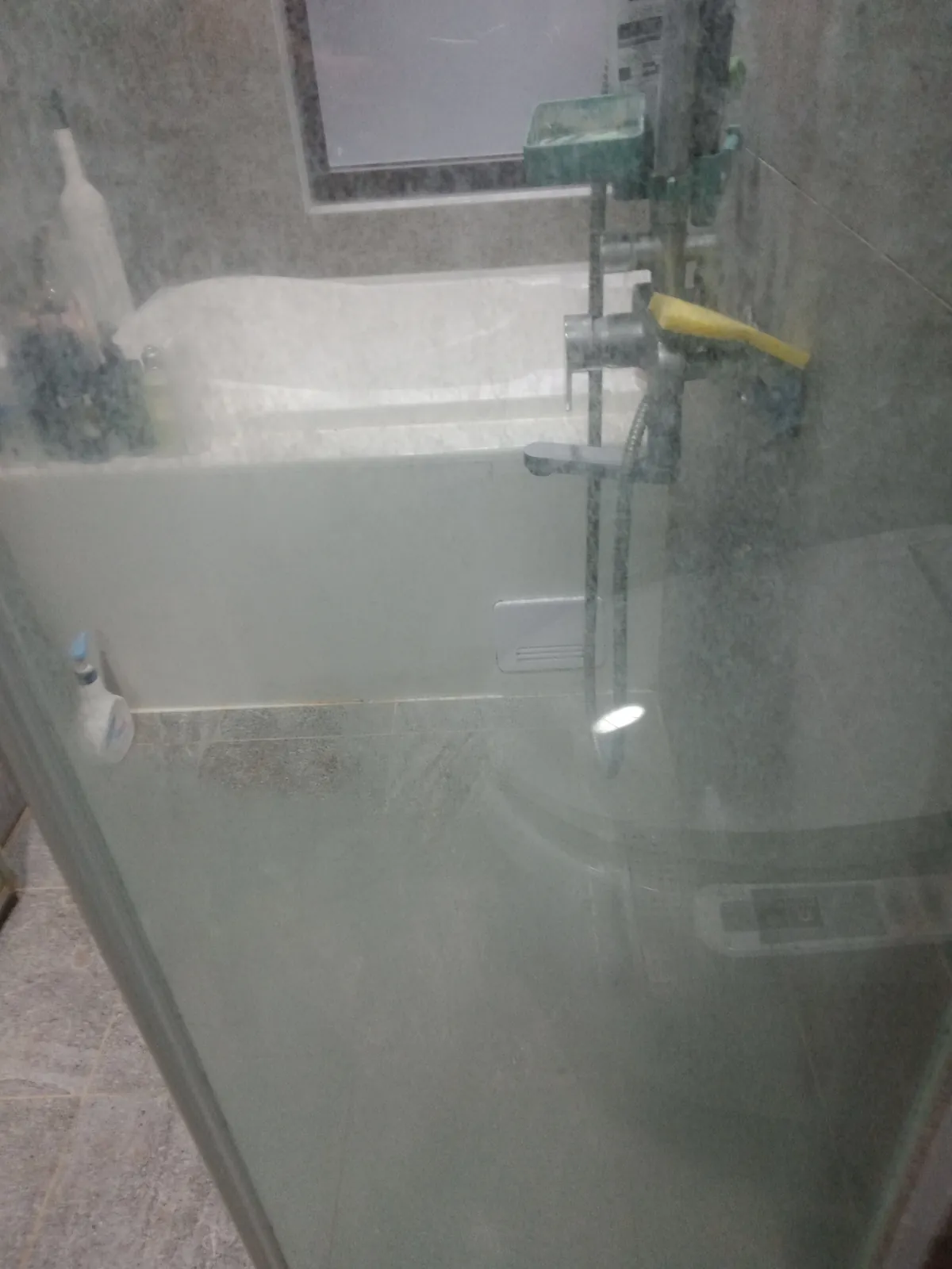 居家清潔公司 浴室大掃除:玻璃門 施作前
